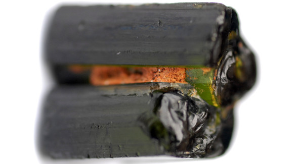 Czarny turmalin. Poznaj właściwości magicznego kamienia